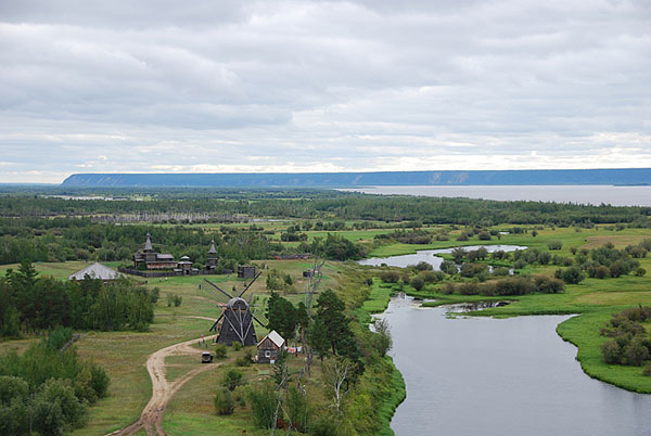 Панорама поселка Соттинцы на берегу реки Лена.